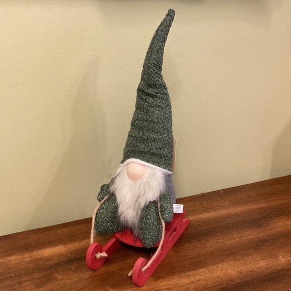 NEW WOODLAND COTTAGE WINTER GNOME ON RED WOODEN SLEIGH - Picture 6 of 11